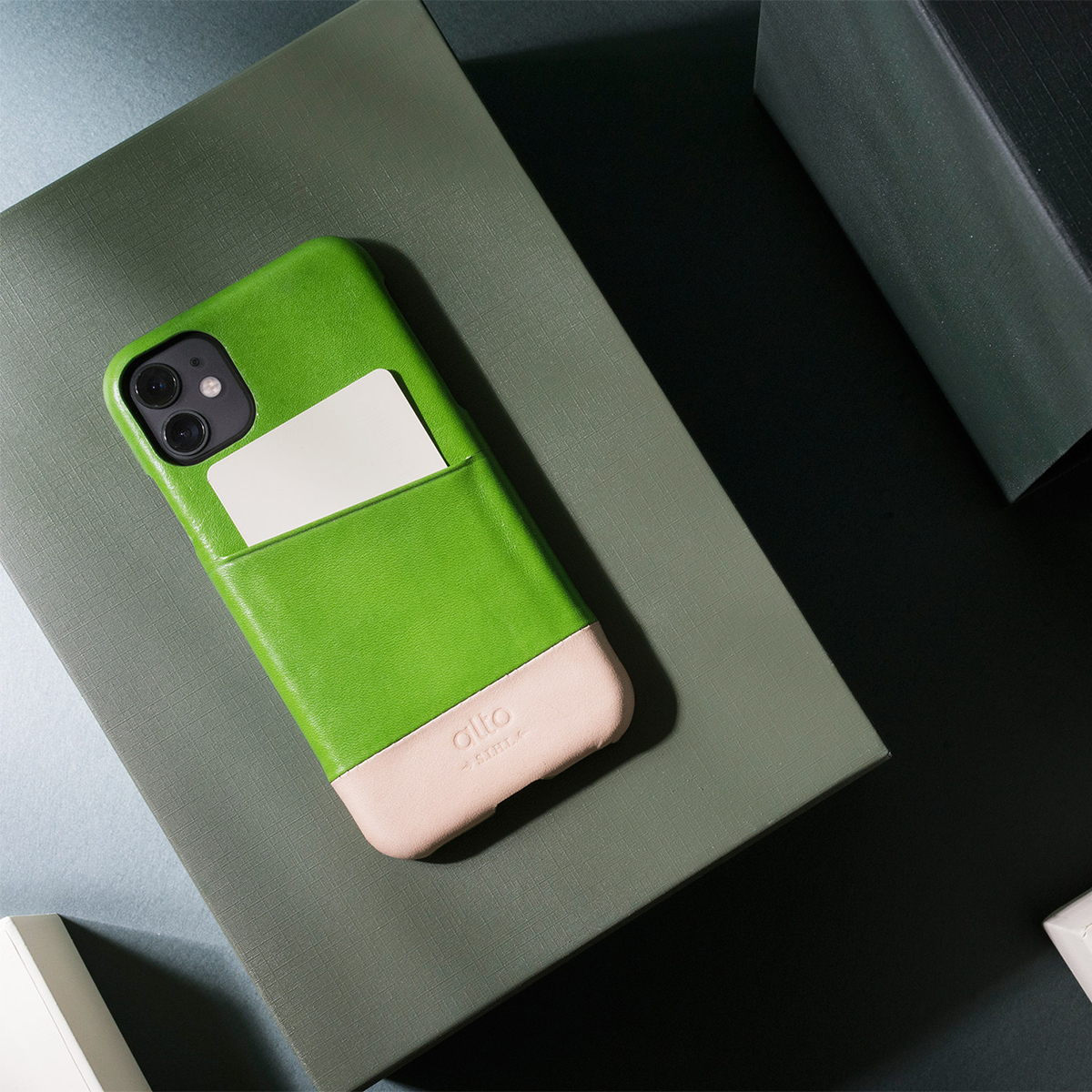 iPhoneとの「完璧な調和」を追求した、革作りから完成まで職人の手仕事にこだわったiPhoneケース|Alto