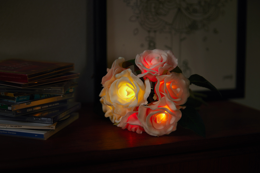 《ギフトセット/ローズ/アロマスプレーと専用ベース付き》昼はアートフラワー、夜はあたたかなムードライトになる「ローズブーケLED(ホワイト)」|VIA K STUDIOヴィアケースタジオ