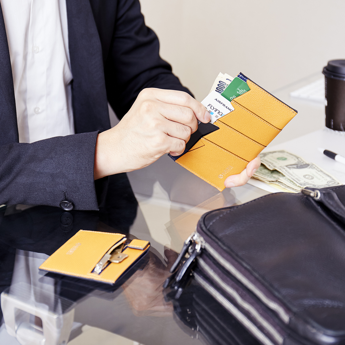薄さと収納性を両立した、支払いも収納もスマートな革財布(カードホルダー)|ALBERTE