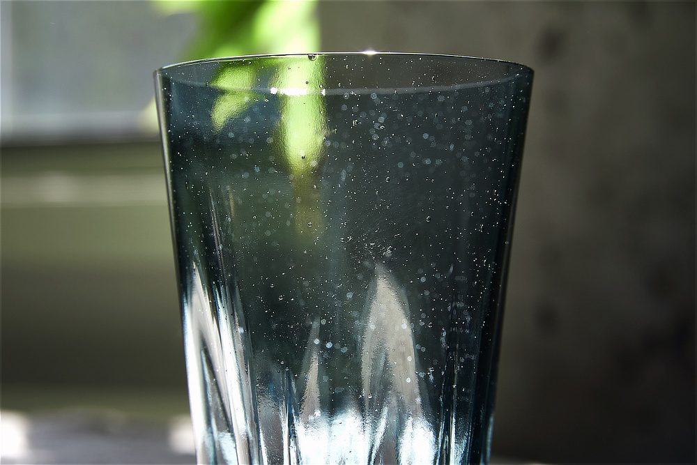 海外でも大人気。外国人にも喜ばれる。デビューはロンドンでの展示会｜北海道小樽のガラスメーカー「深川硝子工芸」の職人技。メイドインジャパン・日本製の「桜型の水滴」が残るロックグラス・タンブラー（桐箱付き）｜Sakurasaku（サクラサク）