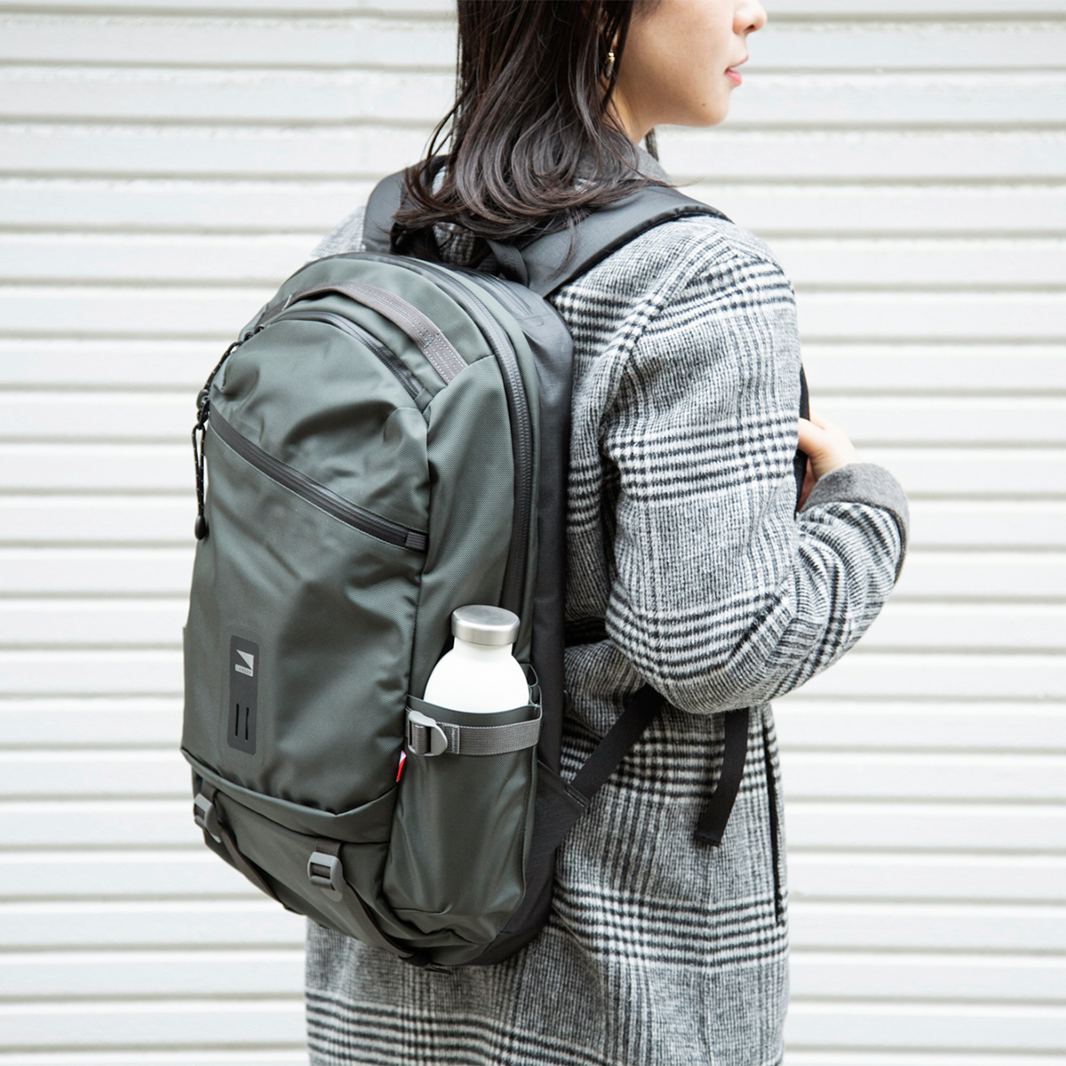 女性が背負っても大きすぎず、ユニセックスで使えるデザイン。大自然への冒険で磨かれた衝撃吸収構造、アウトドアレジャーでも活躍する防水バックパック|LANDER