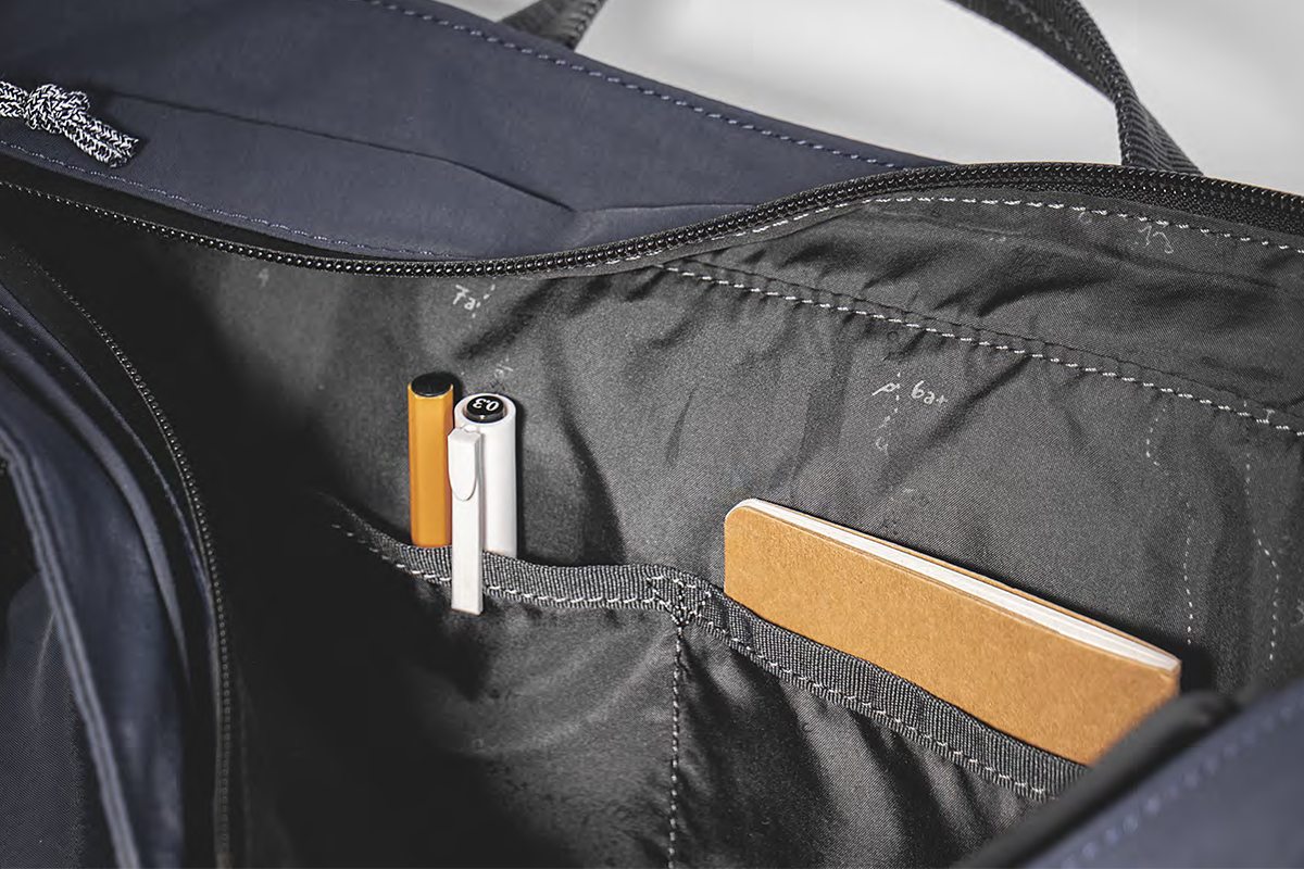 財布やスマホなどを収納できる2つのポケット付きの2WAYトートバッグ | Topologie