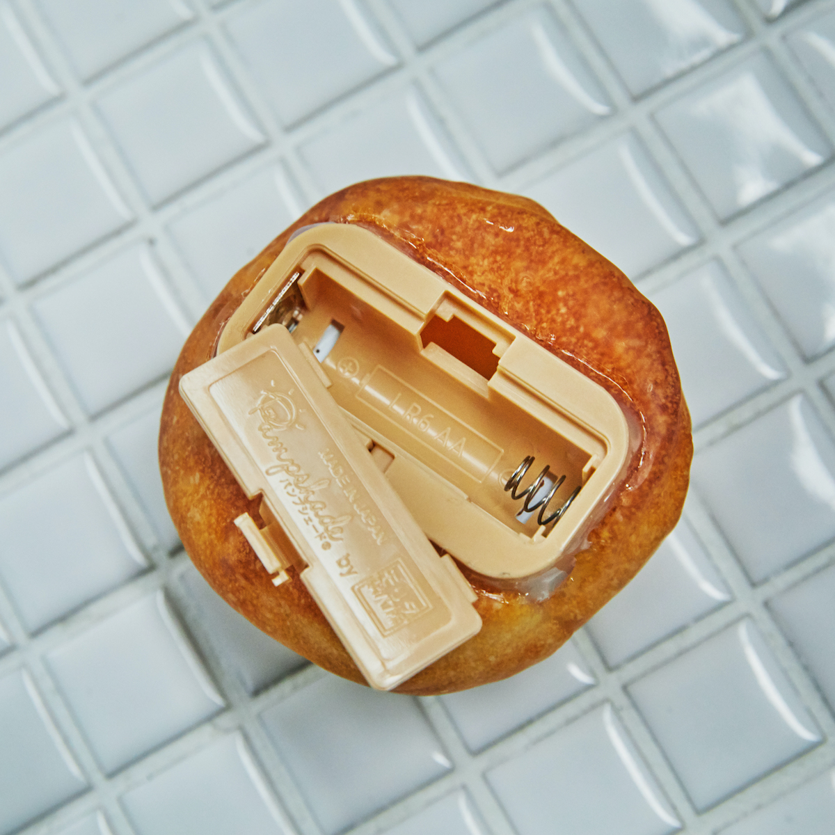 Image: https://1fl0kyr79c.user-space.cdn.idcfcloud.net/photographes/5e425ab623587ed3a1262000d63f7588.jpg すぐに明かりを点けたい時にとても便利。置くだけで明かりのオンオフができる「ライト・ランプ・間接照明」|モリタ製パン所「パンプシェード」