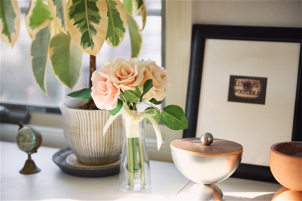 《ギフトセット/ローズ/アロマスプレーと専用ベース付き》昼はアートフラワー、夜はあたたかなムードライトになる「ローズブーケLED(ホワイト)」|VIA K STUDIOヴィアケースタジオ