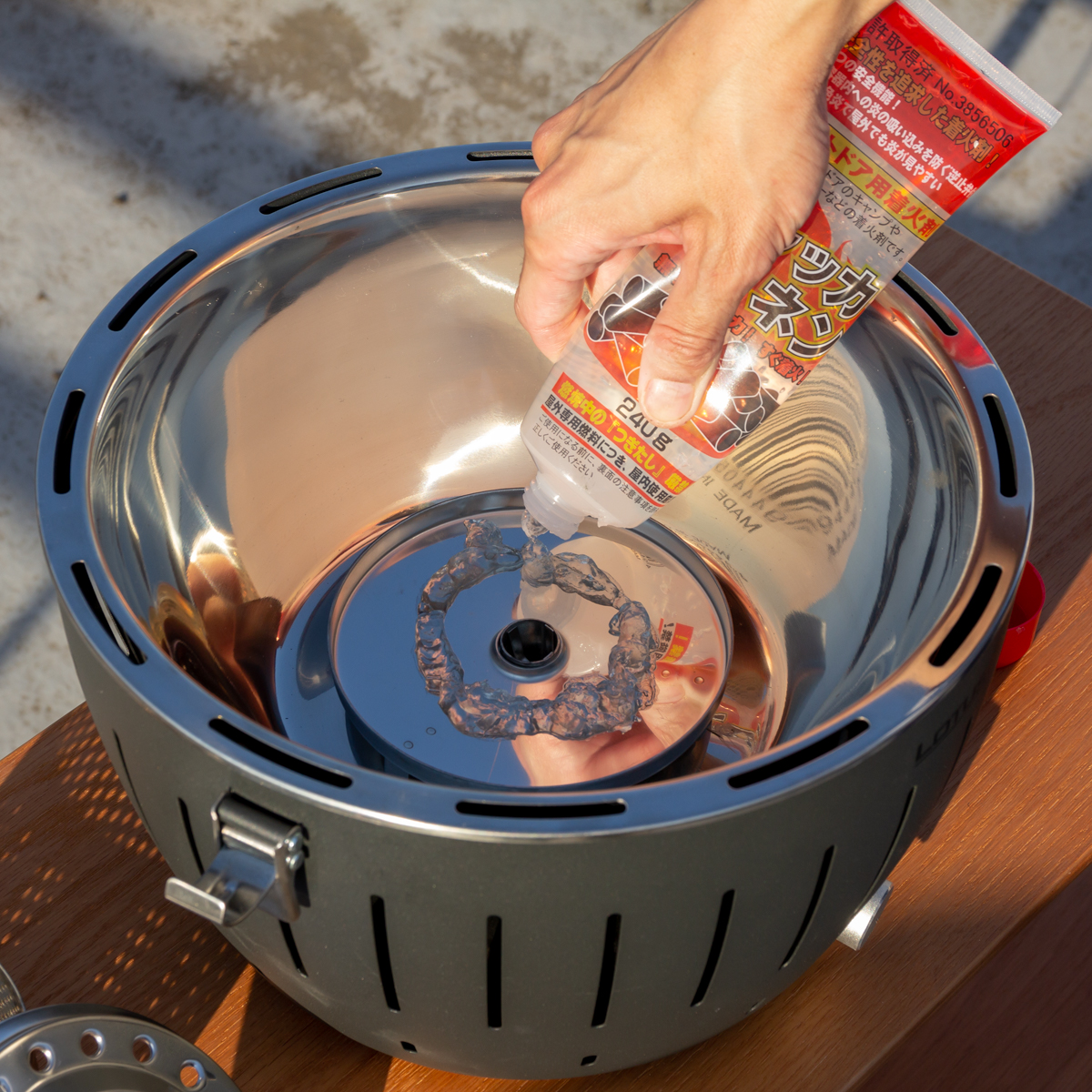手順1|煙が少ない火力調節ファン付きロースターで、大人の気楽なBBQができる「炭火焼グリル」(一人キャンプ、ソロBBQに)|Lotus Grill
