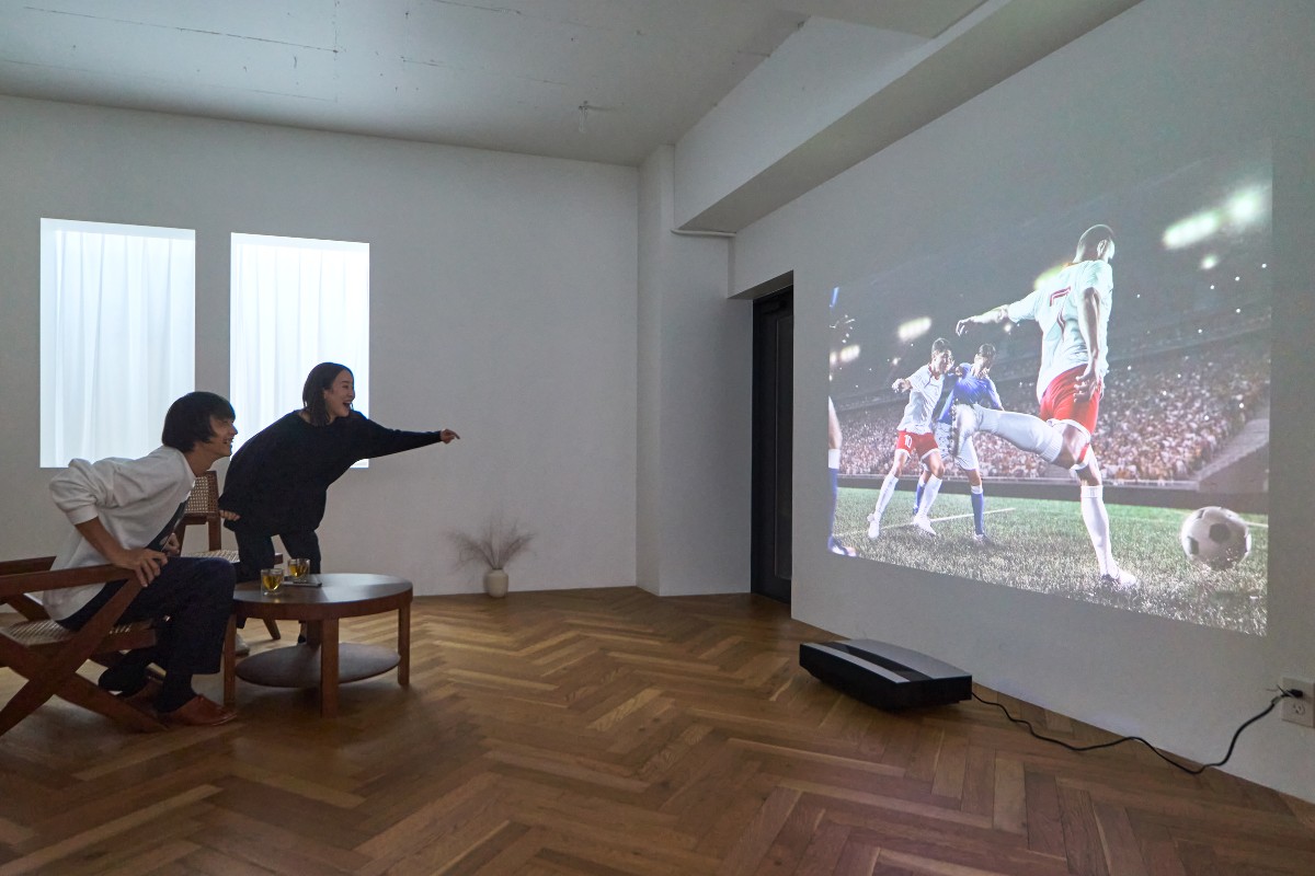 いつもテレビやスマホで見ているお気に入りの動画を大画面で|簡単設定、くっきり明るい4K、胸に迫るサウンド。ドラマに、スポーツに、どっぷり浸れる「家庭用プロジェクター」|XGIMI AURA(エクスジミー オーラ)