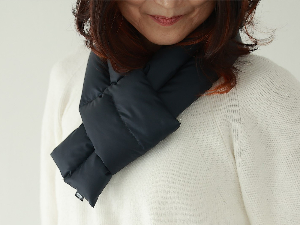 ネックウォーマー(マフラー)|先端の輪っかにもう一方の先端を通すだけ。動いてもズレにくく、首もとにしっかりフィット。この心地よさを知ったら、もう毛糸のマフラーには戻れません!|軽い・かさばらない・洗える。首・手首・足首の三首を温められる3点セット。ネックウォーマー、ハンドウォーマー、アンクルウォーマー「三首ダウンウォーマー」