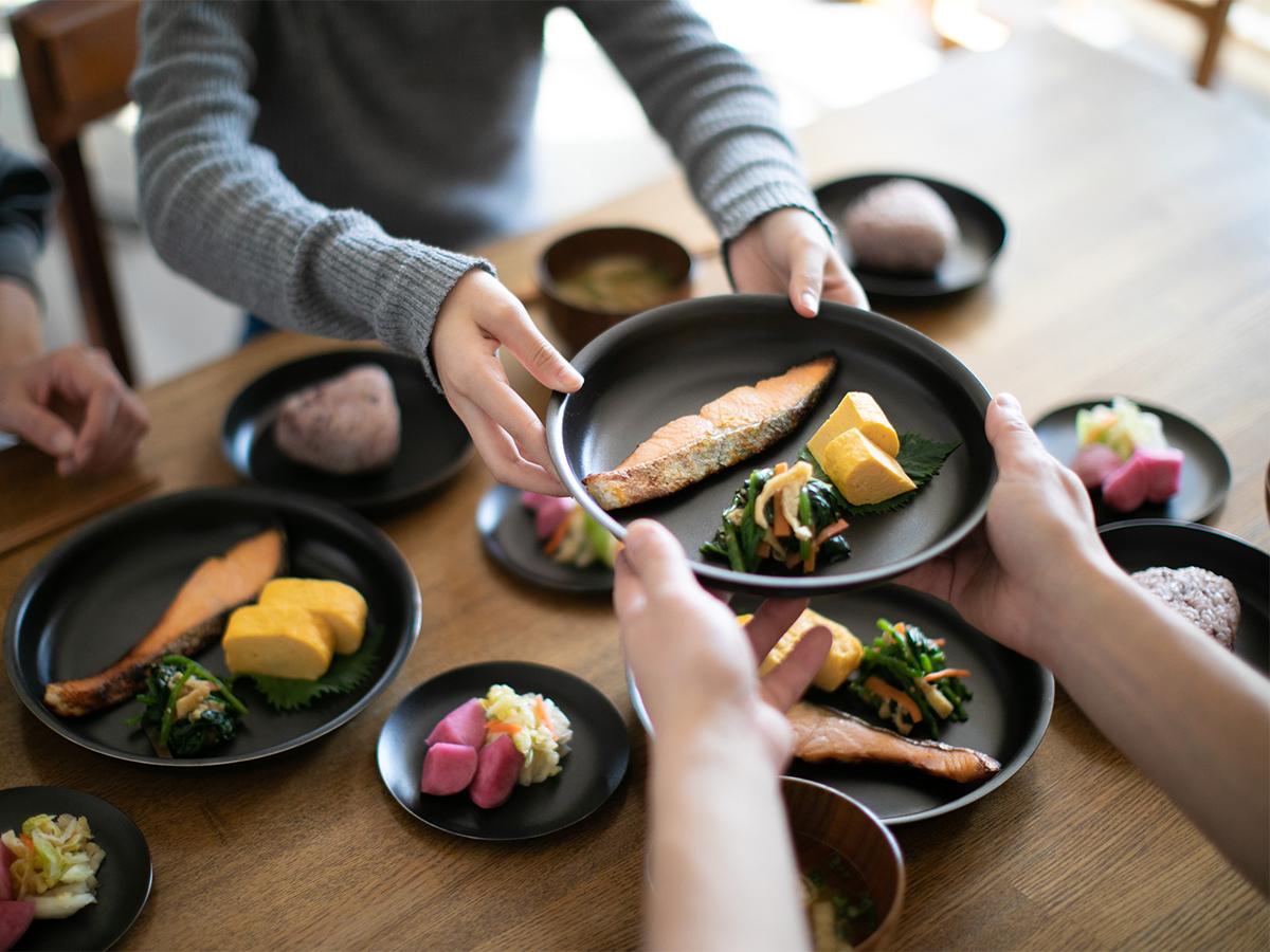 食卓の鮮度がアップする黒い食器。落としても割れない、黒染めステンレスの食器(お皿)|KURO(96)クロ