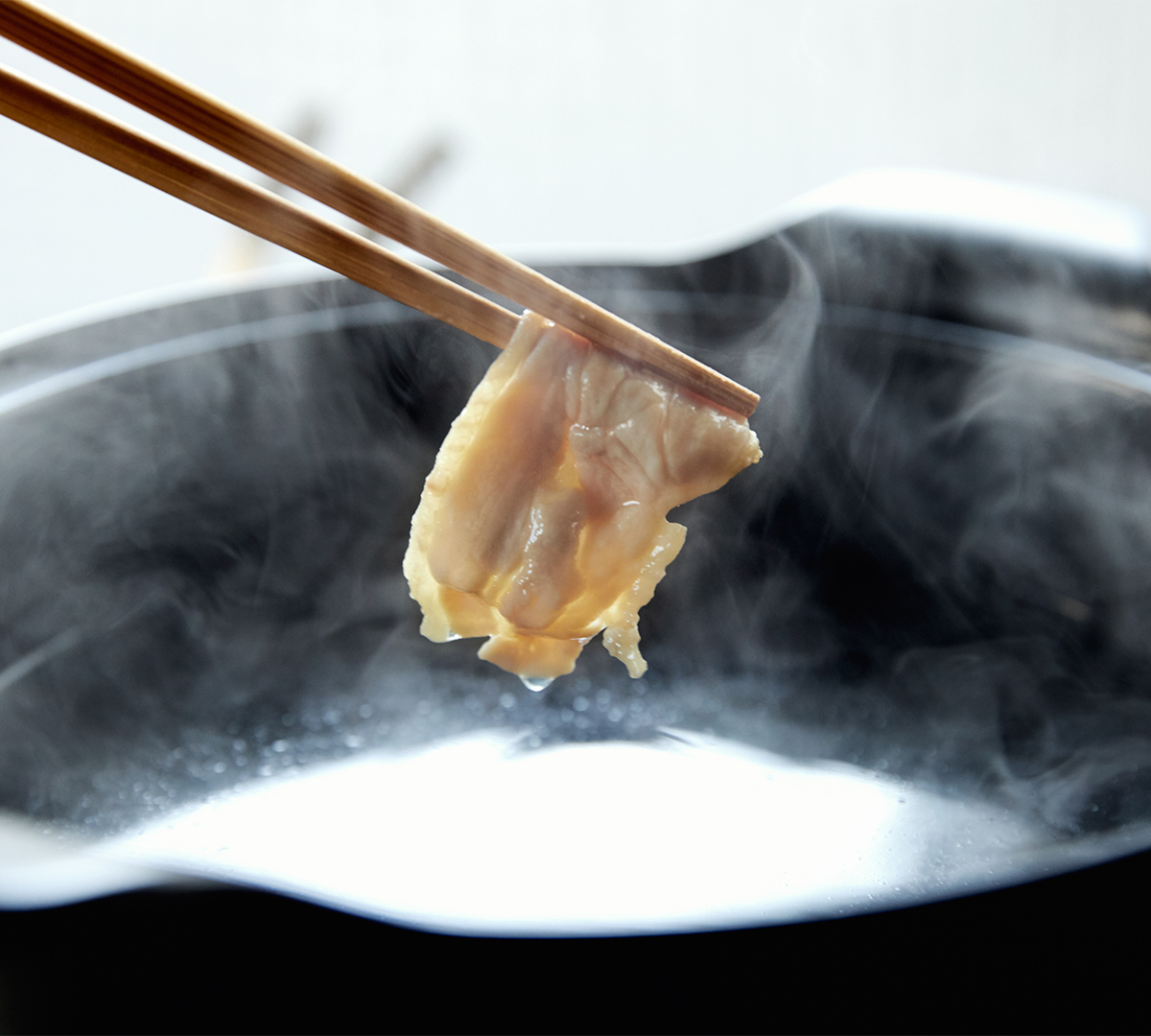 良質なもも肉とむね肉は、絶妙な3ミリ厚のスライスに。特製だし・鶏しゃぶポン酢とのバランスや、肉の歯応えなどを考え、半年かけて研究し導き出した厚みです。飲めるポン酢&特製だし付き「名古屋コーチンしゃぶしゃぶセット(もも肉・むね肉)」|錦爽(きんそう)|丸トポートリー食品