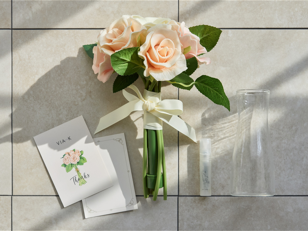 《ギフトセット/ローズ/アロマスプレーと専用ベース付き》昼はアートフラワー、夜はあたたかなムードライトになる「ローズブーケLED(ホワイト)」|VIA K STUDIOヴィアケースタジオ