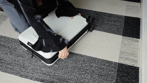 直感的に扱えるので、旅行準備も後片づけもスムーズ。スーツケースをひんぱんに使う場合も、手間なく使えます。薄くたためてスリムに収納できる。スーツケース「senz°（センズ）oldaway（フォルダウェイ）」