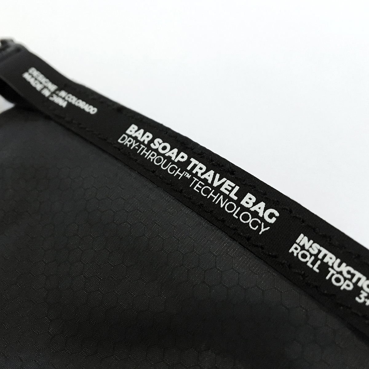 耐熱性や耐候性に優れ劣化しづらい、ジムやアウトドア、旅先で大活躍の固形石鹸を快適に持ち運べて、小さくたためる「ソープバーケース」|Matador
