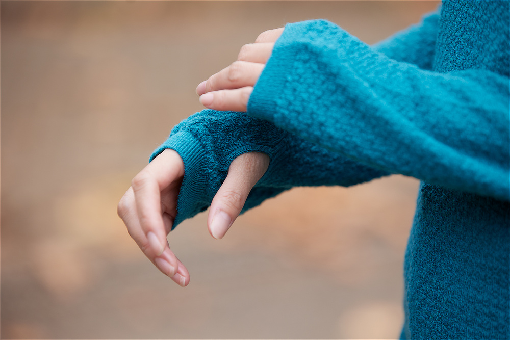 袖口には親指を通せるサムホール付きで、袖口からの冷気をシャットアウト||《クルーネックニット/男女兼用》自然な調湿・調温・防臭、フリーな履き心地の「WUNDER WEAR CREWNECK」|BRING