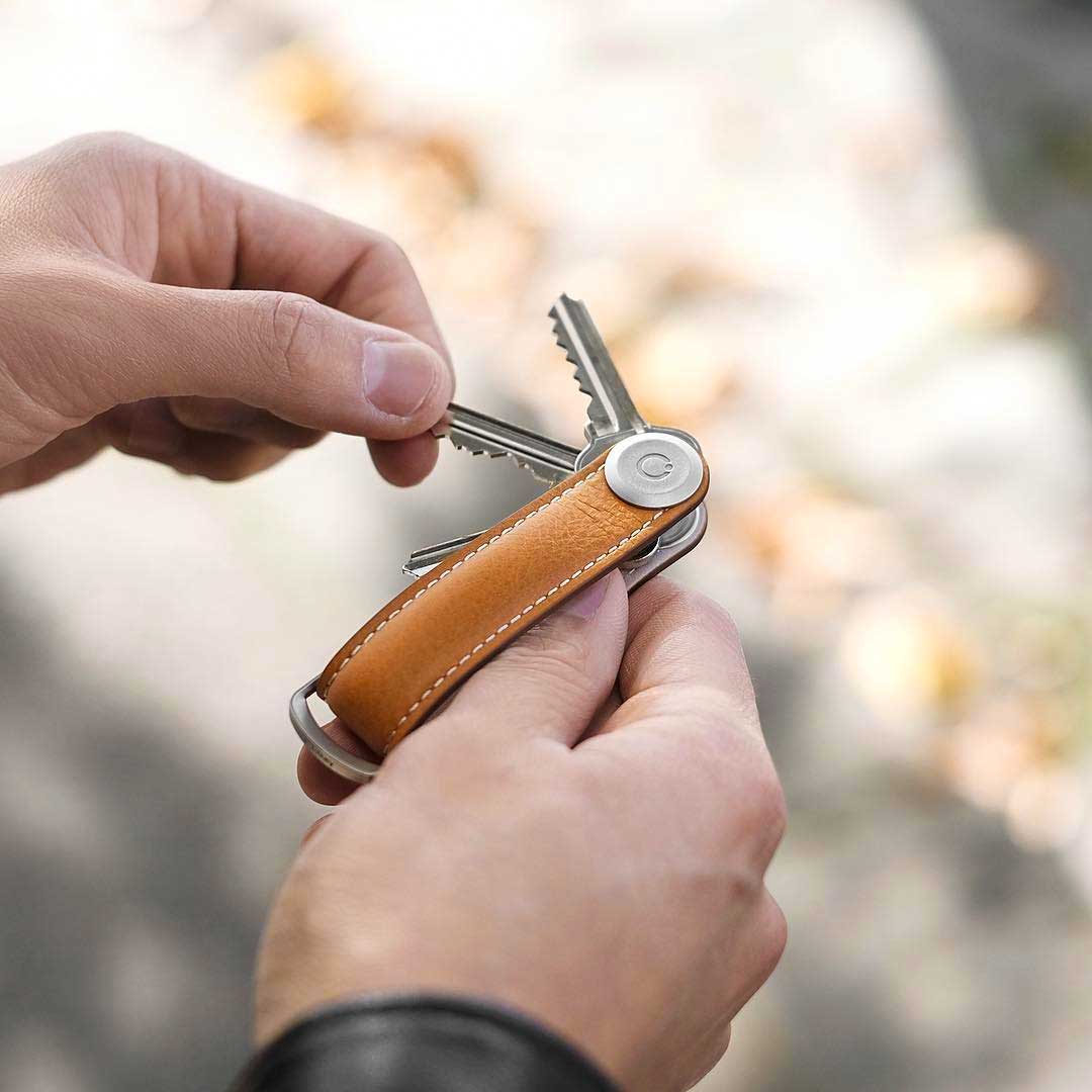 電子キーもCHIPOLOもスマートに付けられるスライド式リング|Orbitkey Ring black