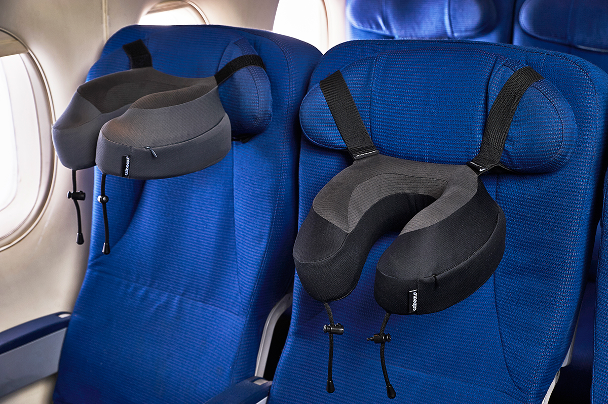 飛行機はもちろん、新幹線や夜行バス、車といった、あらゆる移動にぴったり。丸めて運べてすぐに使えるトラベル枕|cabeau