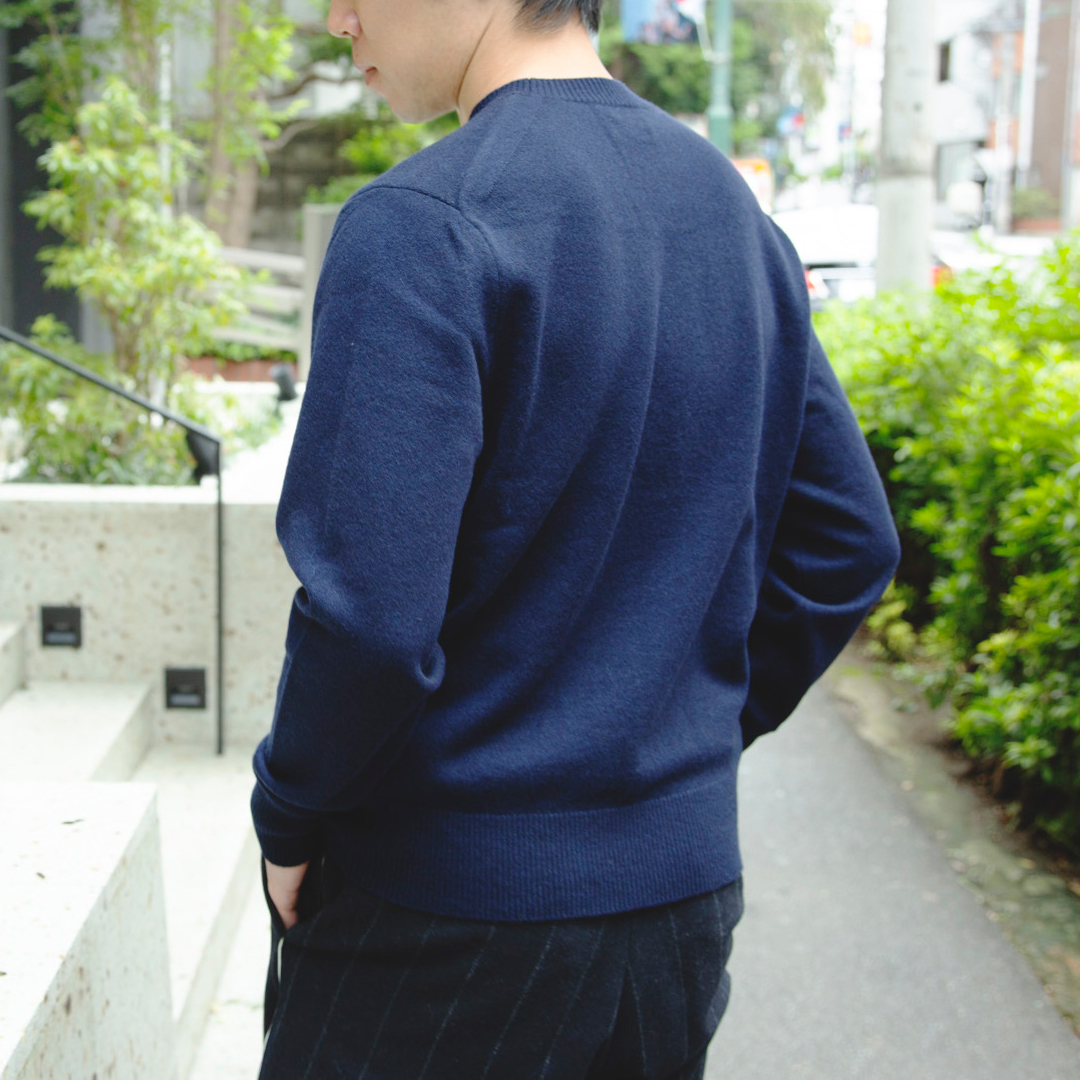 長時間着ていても、締め付け感はまるでありません。美しいシルエットで着心地の良い上質なカシミアニット|SANYO(三陽商会)