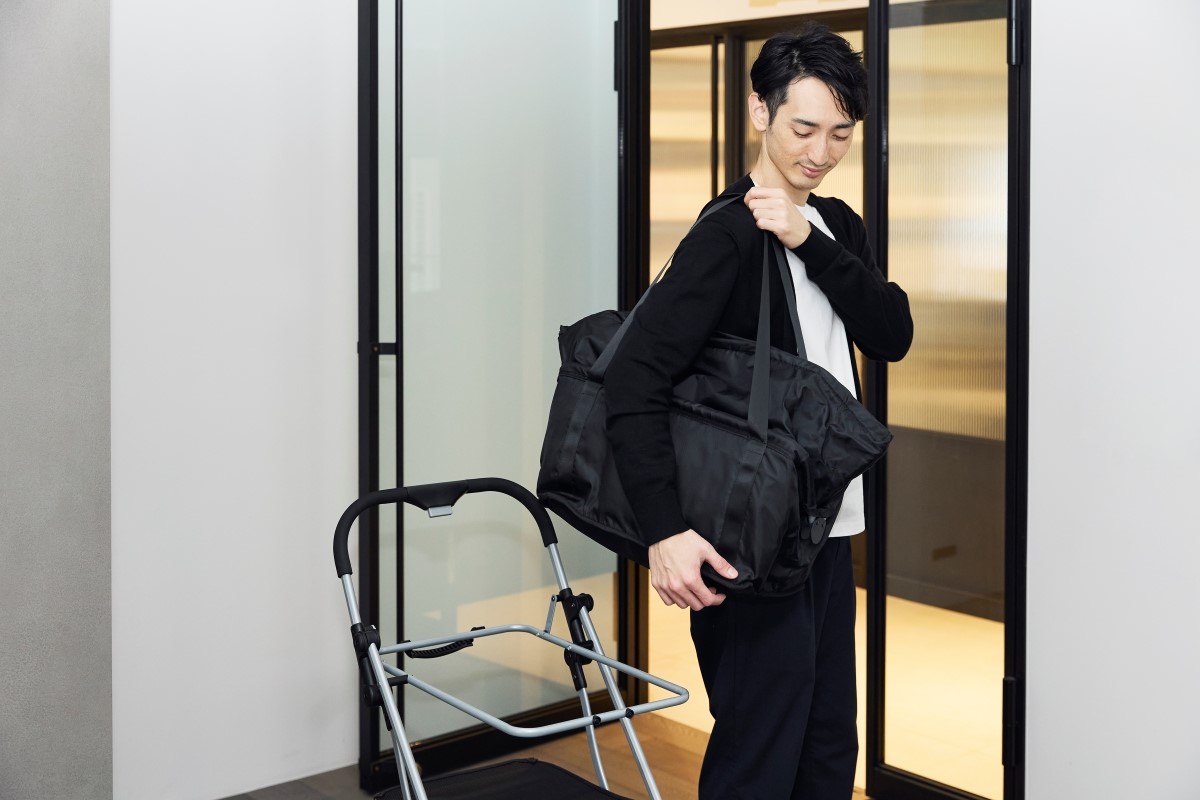 側面には、長めの持ち手つきだから、肩掛けOK|スーパーのカゴが入る、たためる買い物カート『EcoCa(エコカ)』