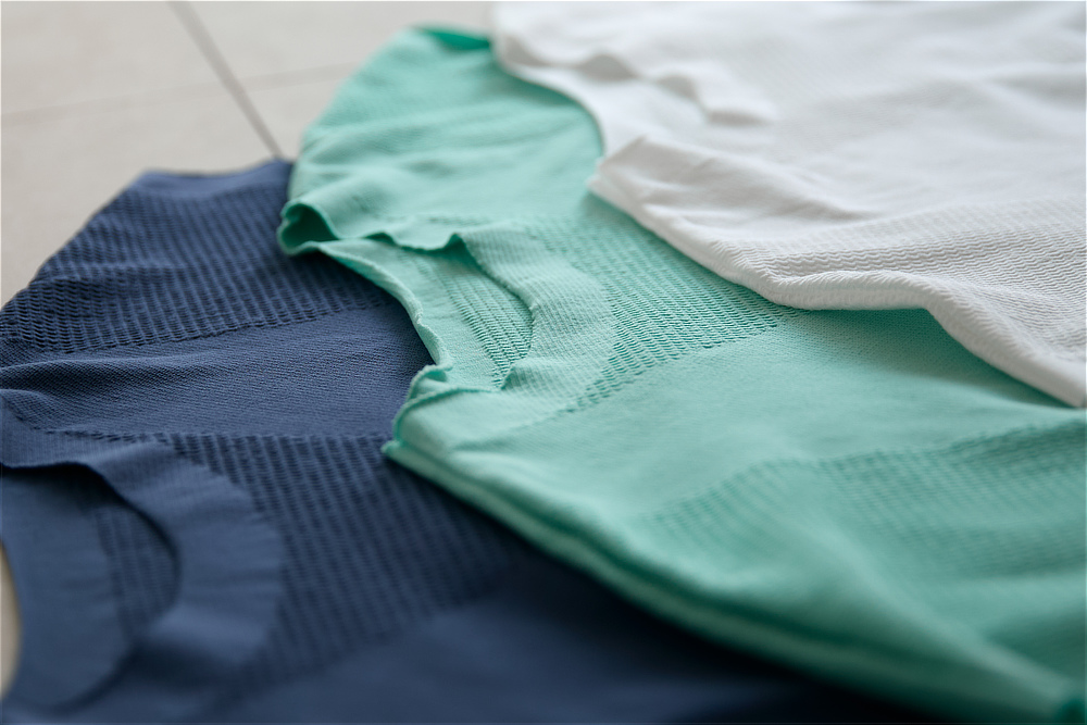 《Tシャツ＋アームカバー》UPF50+、縫い目なしで動きやすい「サラリ T」｜Salari