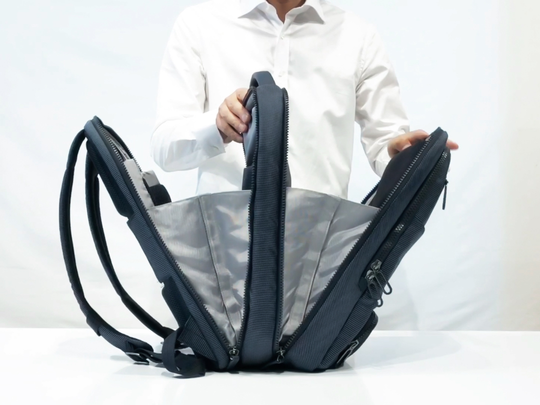 180°開く収納部で仕事道具も着替えもすっきりと収納できる、旅行や出張に役に立つバックパック|NAVA