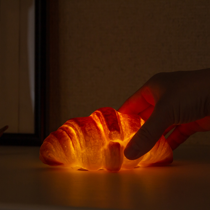 玄関|本物のパンがそのままインテリアライトに!置くだけで明かりのオンオフができる「ライト・ランプ・間接照明」|モリタ製パン所「パンプシェード」