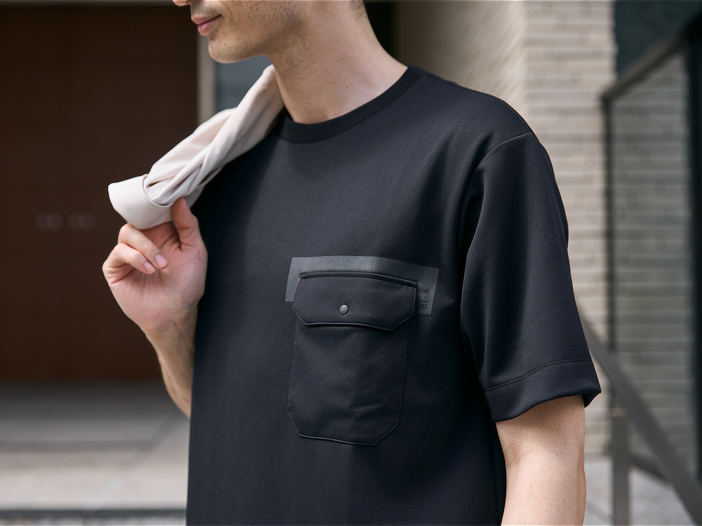 《Tシャツ》和紙×ポリの快適設計で、湿気を吸って逃す、「和紙糸ラバープリントクルーネックTシャツ」｜K-3B