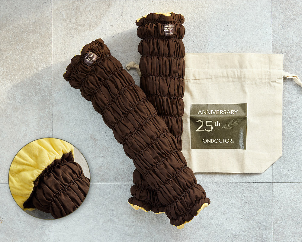 25周年限定カラー登場。ホットなチョコレートブラウンとハッピーなイエローの配色に、25thの特別タグ。限定ノベルティーとして、「巾着ショルダーバッグ」付きです。｜着けていることを忘れる肌触りだから毎日の習慣になる。冷え・むくみ対策、温活、健康促進にIONDOCTOR（イオンドクター）のレッグウォーマー