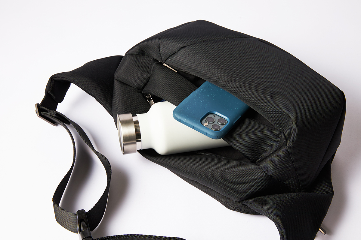 荷物をたっぷり入れても、財布とスマホだけでスカスカの時も、型崩れしないで、美フォルムのまま。「石」から発想したミニマルデザイン、タブレットと上着を入れても型崩れしない「ボディバッグ」|STONE SLING(ストーン スリング)