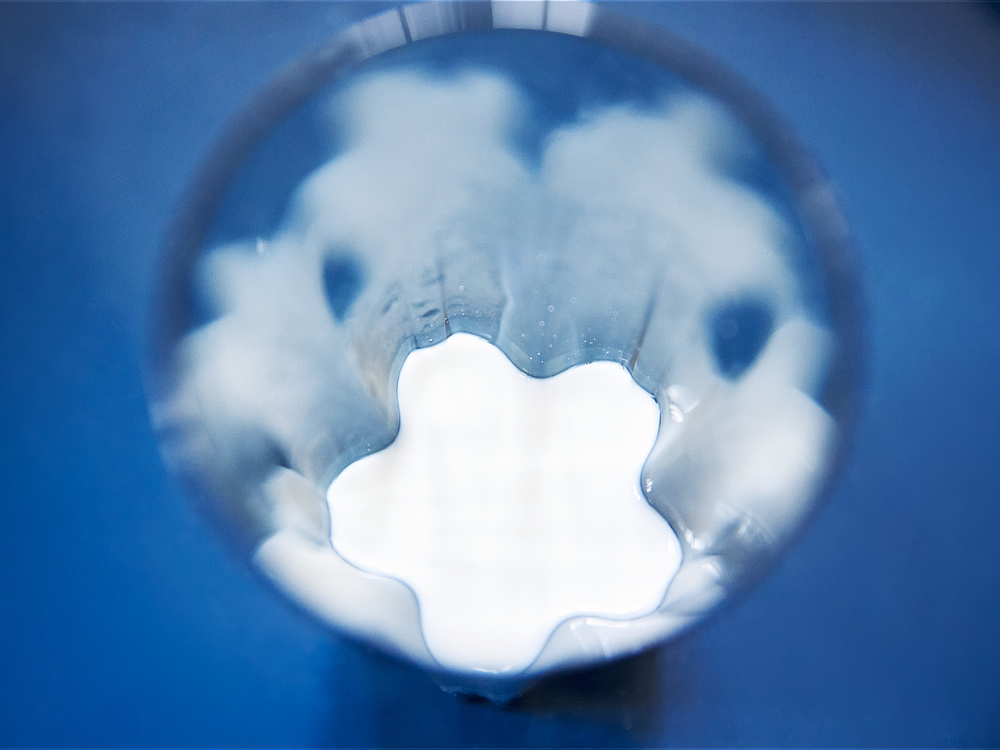 海外でも大人気。外国人にも喜ばれる。デビューはロンドンでの展示会｜北海道小樽のガラスメーカー「深川硝子工芸」の職人技。メイドインジャパン・日本製の「桜型の水滴」が残るロックグラス・タンブラー（桐箱付き）｜Sakurasaku（サクラサク）