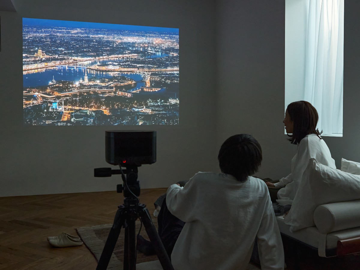 いつもテレビやスマホで見ているお気に入りの動画を大画面で|簡単設定、くっきり明るい4K、胸に迫るサウンド。ドラマに、スポーツに、どっぷり浸れる「家庭用プロジェクター」|XGIMI HORIZON Pro(エクスジミー ホライズン プロ)」