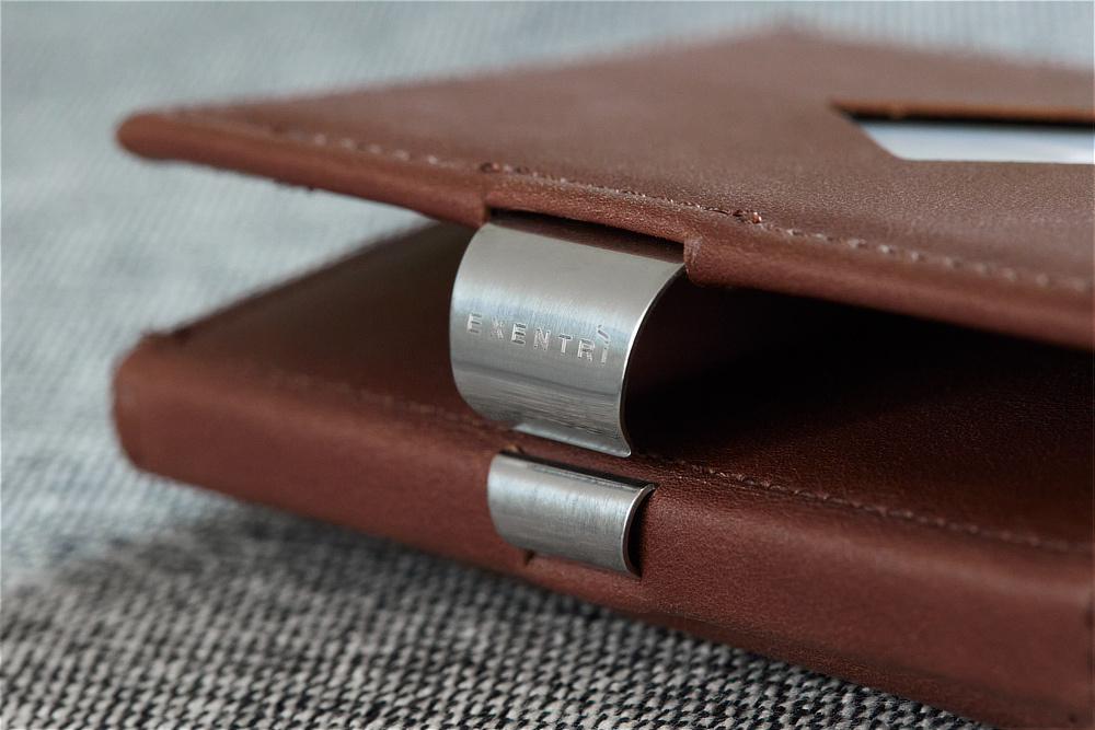 留め具と１枚板になっていて、財布の型崩れも防止しています。｜スキミング防止機能付、１軍カードに直アクセス、コイン・お札も入るコンパクト財布（ウォレット）｜EXENTRI（エキセントリ）