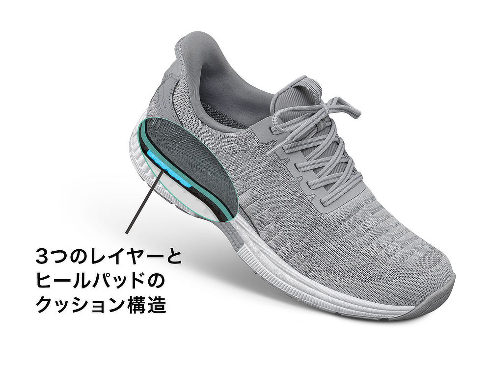 足を入れてみると、かかとは丸く包まれ、土踏まずは下から支えられ、足と一体化する感覚｜スッと履けて、すっぽりフィットする「コンフォートスニーカー」｜Orthofeet（オーソフィート）