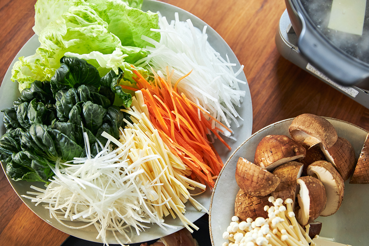 繊細な「名古屋コーチン」の味を引き立てる、だしを壊さない季節野菜、甘みの強い野菜がおすすめです。飲めるポン酢&特製だし付き「名古屋コーチンしゃぶしゃぶセット(もも肉・むね肉)」|錦爽(きんそう)|丸トポートリー食品