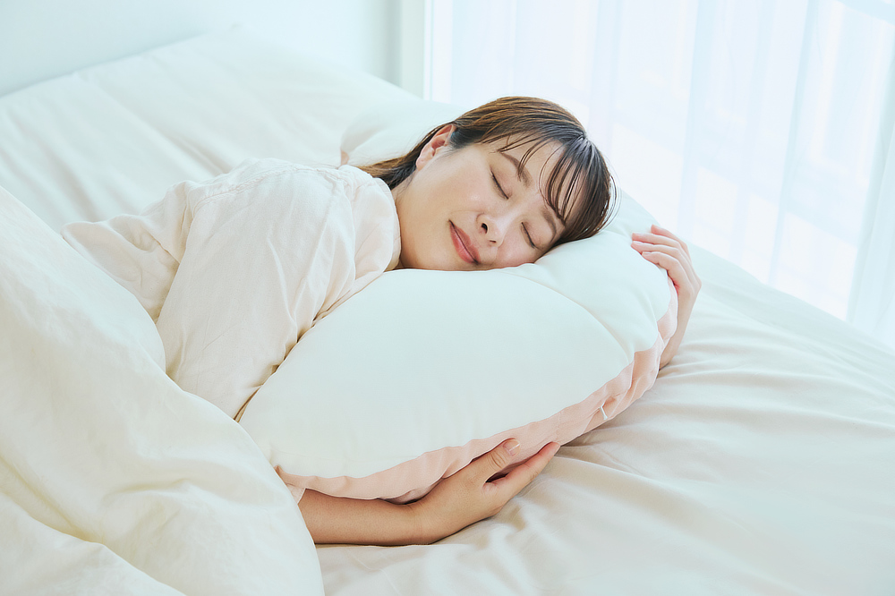 男女・体型を問わず、自分だけのフィット感にカスタマイズできるから、プレゼントにもぴったり。母の日、父の日、パートナーへの誕生日プレゼントにも。横向き寝 専用枕『YOKONEGU Premium（ヨコネグプレミアム）』（抱きまくら）