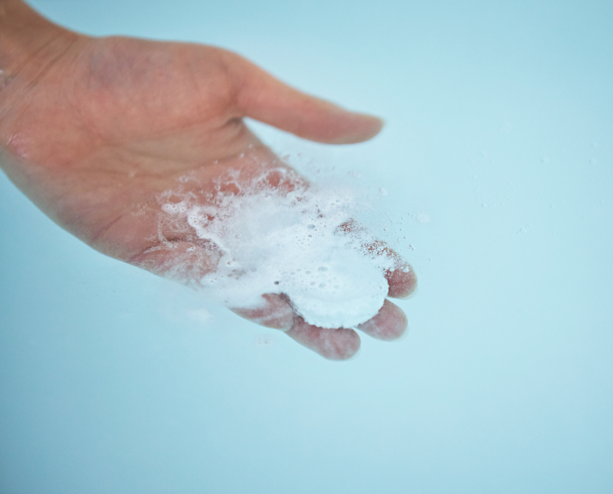 自宅で「温泉旅」の気分。体のすみずみまで温まって、驚くほど湯冷めしにくい。肩こりはスッと抜けるよう。肌も不思議なくらいツルン。重炭酸湯のタブレット入浴剤|薬用Hot Tab(ホットタブ)