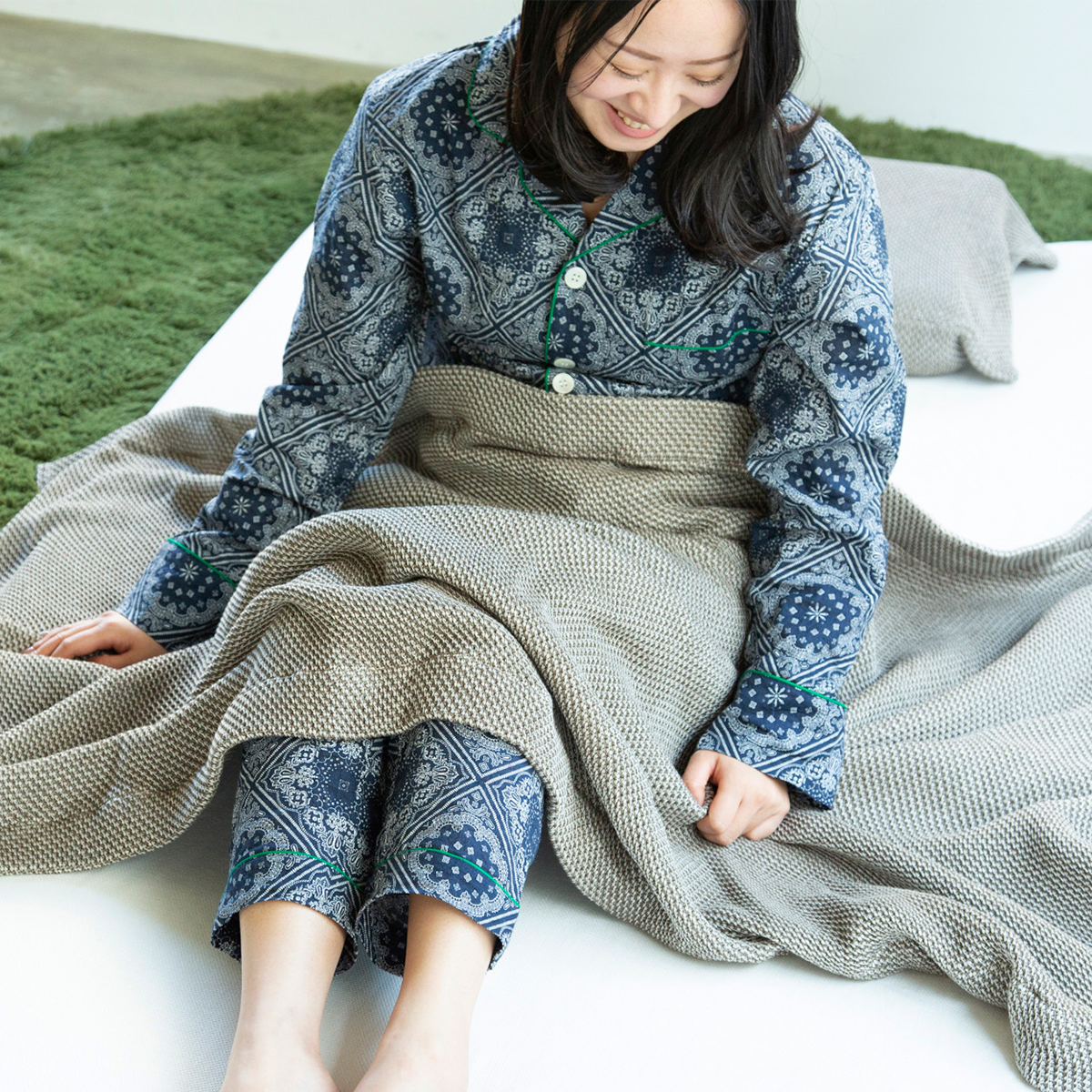 汗を吸ってもベタつきにくく、一晩中サラサラの肌触り。「熟睡」を追求した凹凸状のハニカム織りのハニカムケット(ワッフルケット)