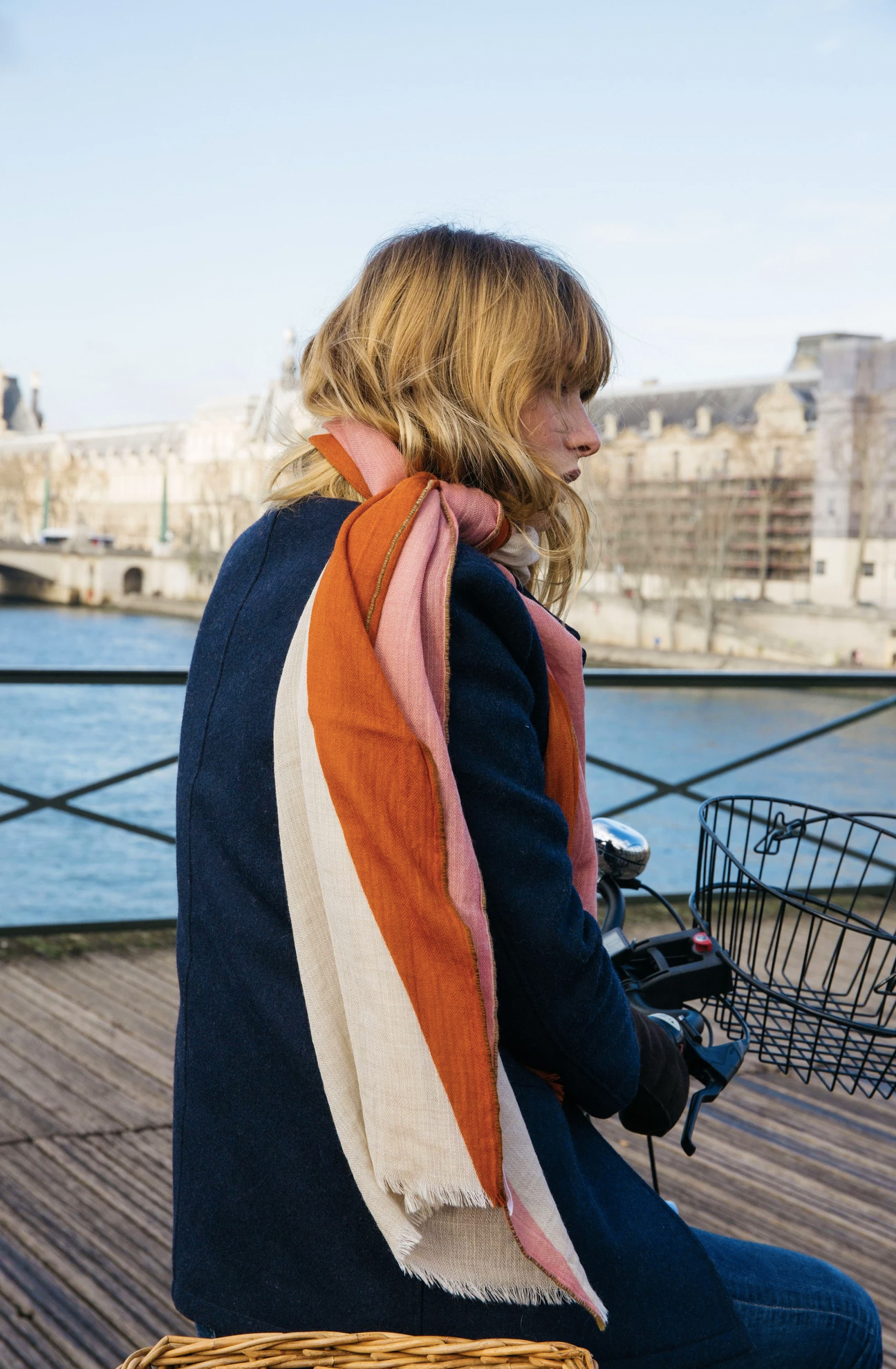 フランスとインド、対称性が生む美。いつもの服もグッと新鮮に見せる大人の配色の「ストール・マフラー」|MOISMONT(モワモン)