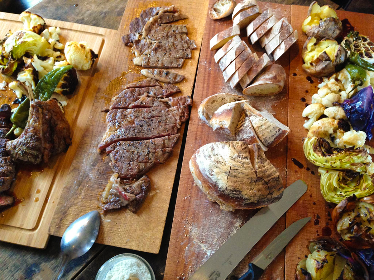 遠火の強火ができるから炭火の香ばしさたっぷりのステーキも簡単な「BBQグリル」|SWINGGRILL