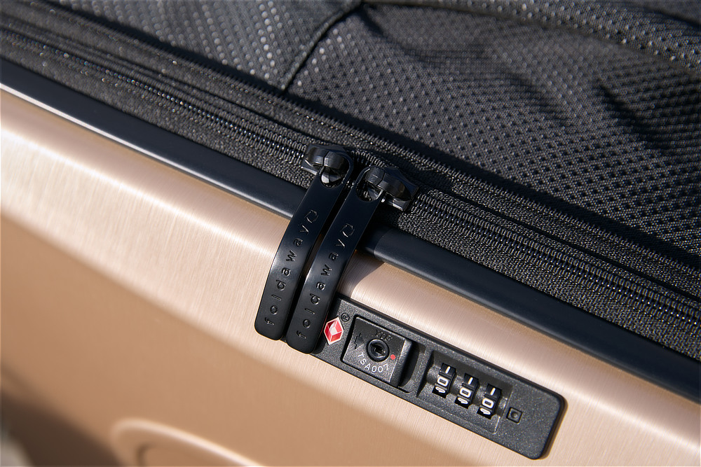 ロックは、ダイヤル式の「TSAロック」を装備。開閉がスムーズでスマート。差し込み用の鍵は付属していません。薄くたためてスリムに収納できる。スーツケース「senz°（センズ）oldaway（フォルダウェイ）」