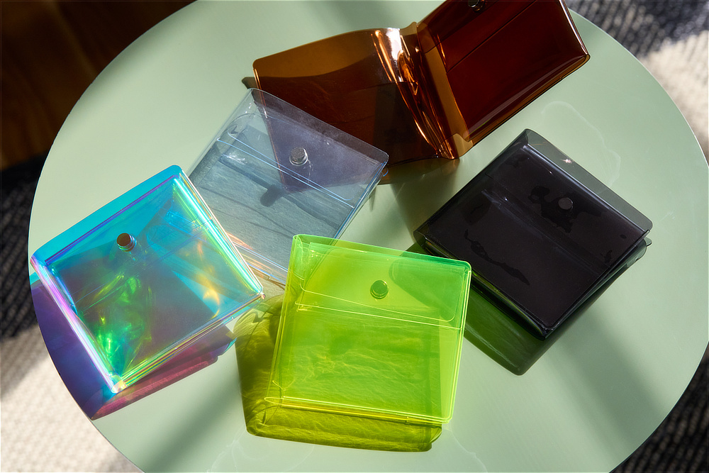 素材のムダを出さず、余すことなく活用されています｜軽くて薄〜いクリア素材のコンビニウォレット｜コンパクトでミニマムな財布『sugata（スガタ）』