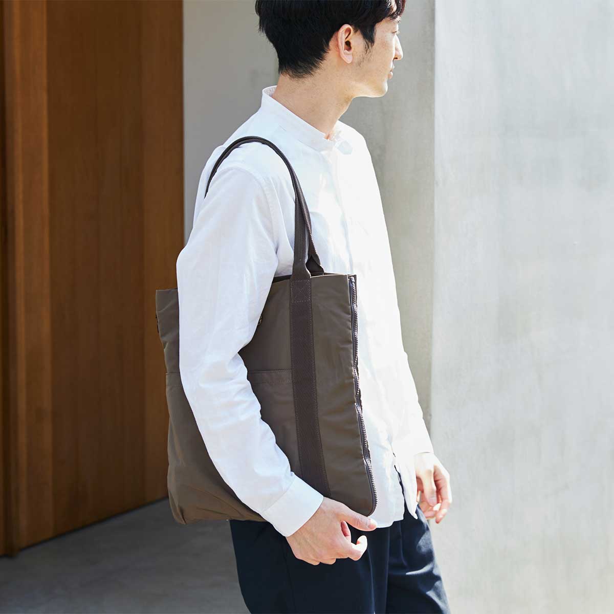 新時代の「広がるトート」で、仕事へ、アウトドアへ、買い物へ、ジムへ、軽やかに出かけましょう。薄型トートバッグが大容量バッグに変身するバッグ|WARPトランスフォームジッパーバッグ
