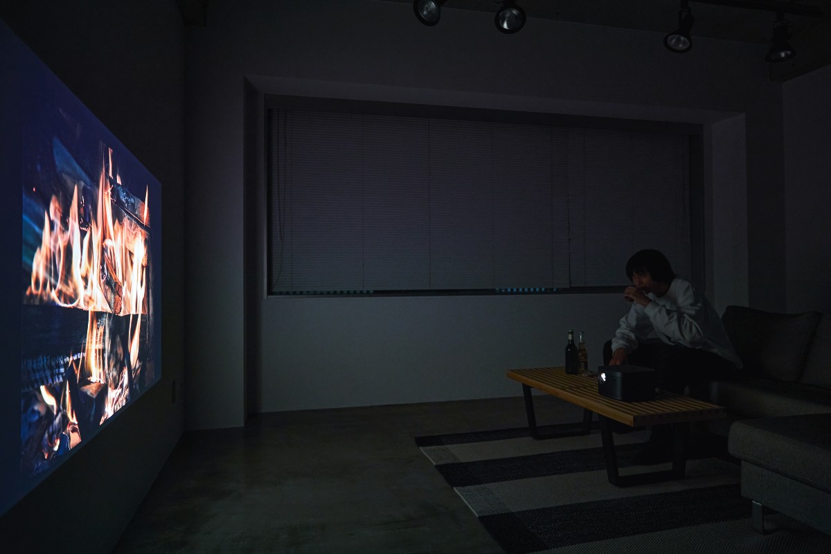 燃える炎を映し出せば、リビングに、温かな焚き火が出現|簡単設定、くっきり明るい4K、胸に迫るサウンド。ドラマに、スポーツに、どっぷり浸れる「家庭用プロジェクター」|XGIMI HORIZON Pro(エクスジミー ホライズン プロ)」