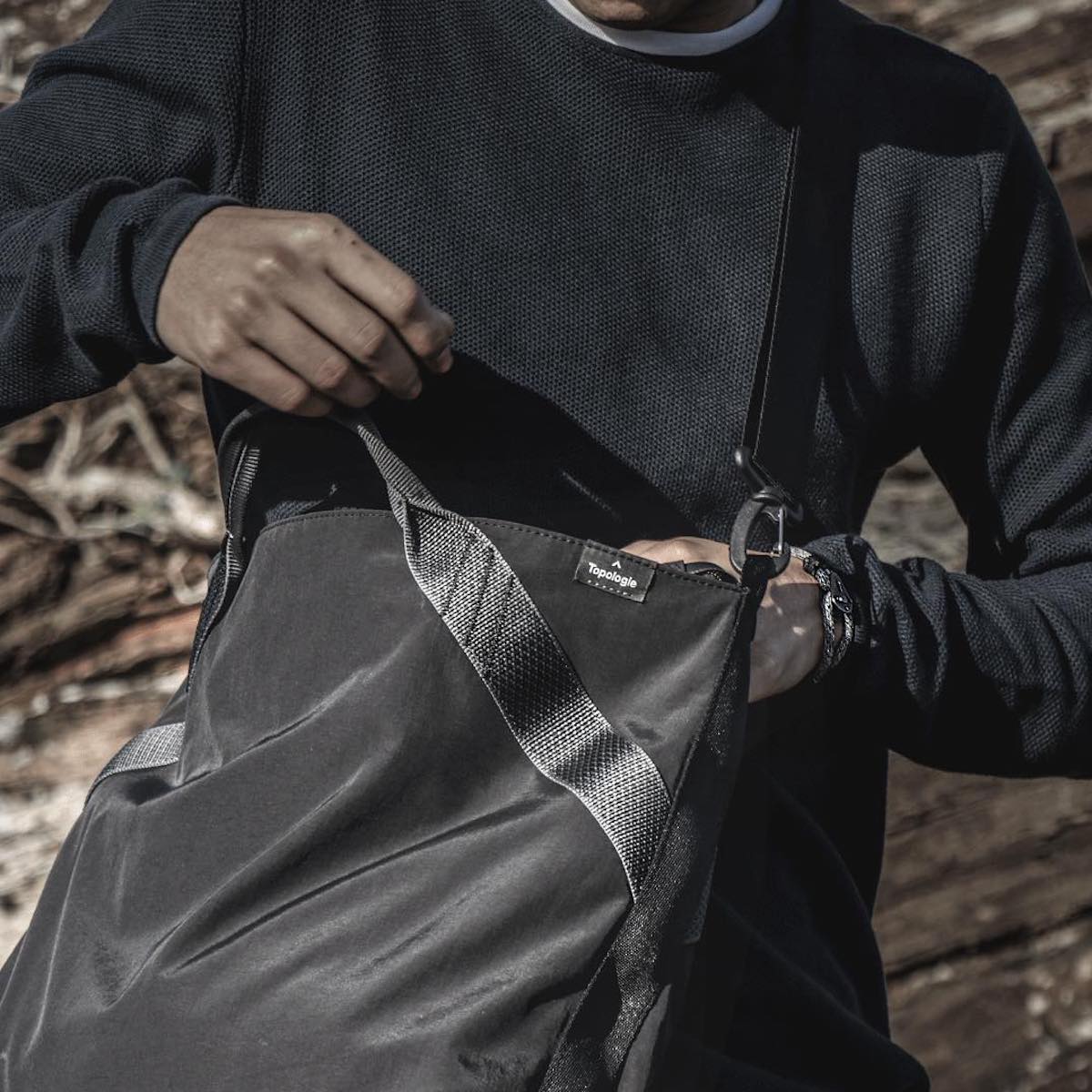 ③荷重を分散する「安定構造」|超軽量、動きを邪魔しない、荷重を分散、ミニマムデザインの2WAYトートバッグ | Topologie