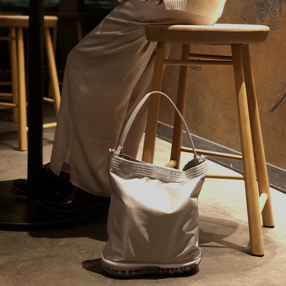 カフェなどの飲食店で|床・地面・土の上でも、迷いなく置ける。あの傑作スニーカーのエアソールを履いた「遊びトート」| OKERU MONOCO限定