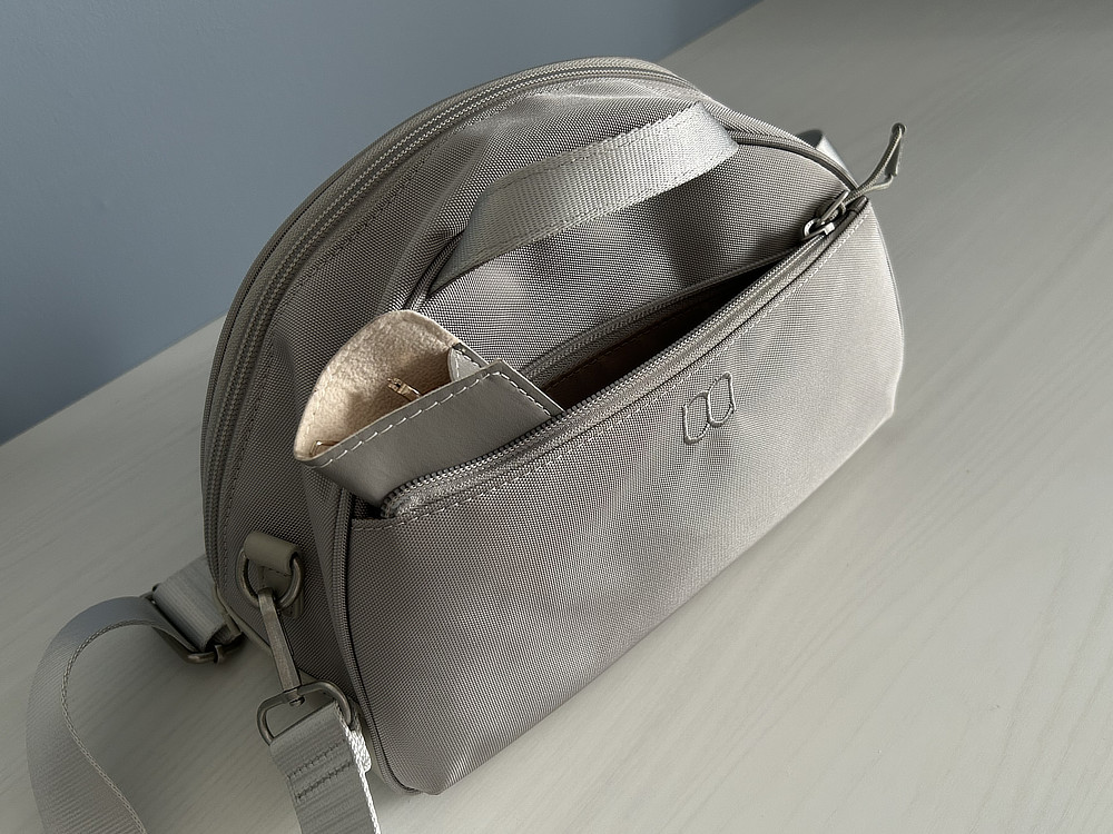 口がパカっと60°開いて、荷物が見える、出し入れスムーズな「バネパカ ショルダーバッグ」｜mayumasa