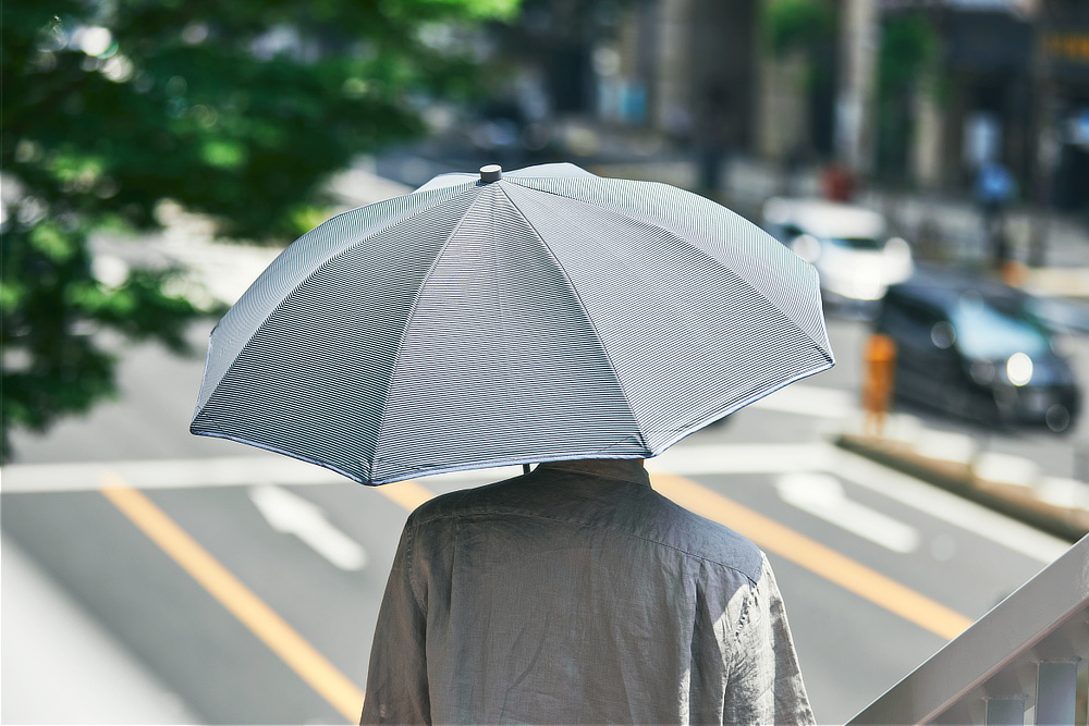 風速15mの耐久試験をクリアした、しなやかで折れにくい素材|強い日差しも熱もブロックするから夏の暑熱ストレスを減らします。チタンを練り込んだ生地を使った、晴雨兼用傘『+TIC COOL SHADE(プラスチック クールシェイド)』