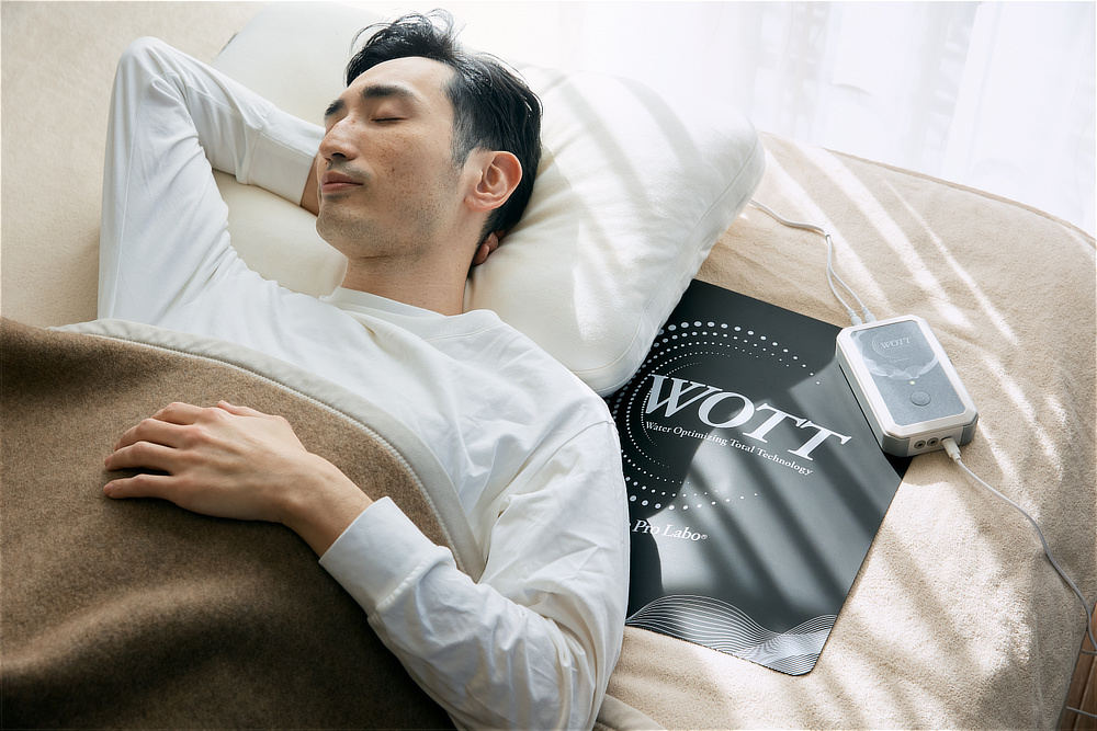 プロアスリートの休養、わが家で。国際特許技術で、体内の水分にアプローチ｜《10日間レンタル》国際特許技術で、体内の水分にアプローチする「リカバリー＆スリープデバイス」｜WOTT