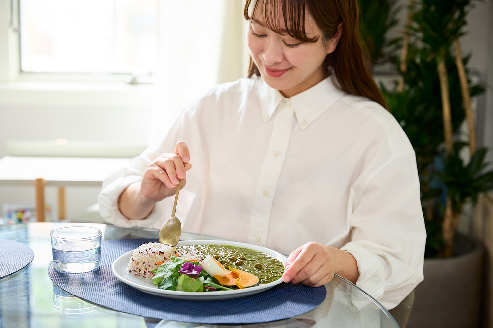 消化も良く、夜遅くの晩ごはんにもぴったり。塩分も0.8gと控えめなので、翌日のむくみを気にする必要もありません。奇跡のアンチエイジング医師ともいわれるドクター南雲吉則によるクロレラベジカレー（100％ベジタブル、グルテンフリー、砂糖不使用）レトルト食品、保存食