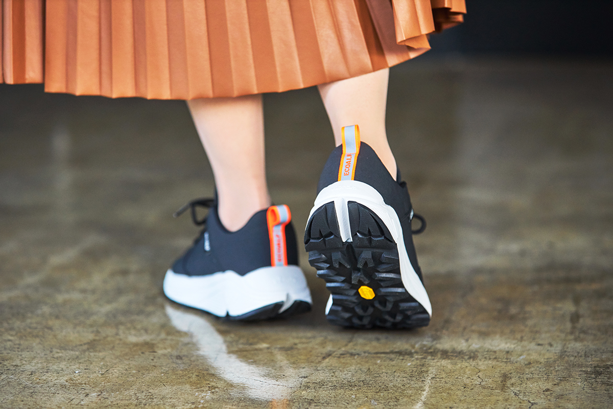 履いた瞬間にまず驚くのが、その軽さです。クッション性に富んだ「履き口パッド」や「ベロ(足の甲に当たる部分)」だから、やさしく足首を包み込まれているような心地よさ。海底から救い出されたゴミが、繊維に生まれ変わる!再生素材を使った、これからの「サステナブルスニーカー」|ECOALF