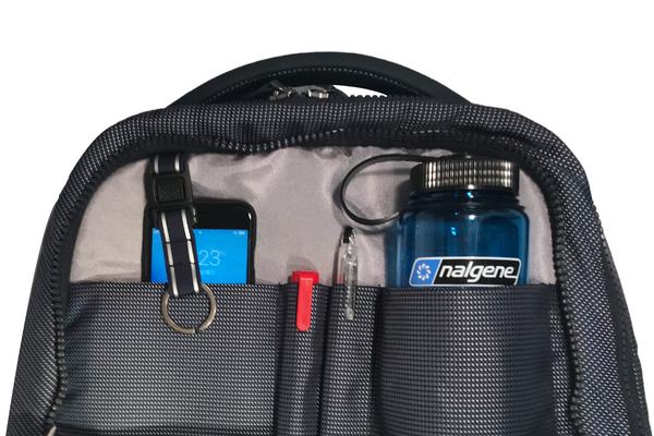 180°開く収納コンパートメント、サイズと配置が考え抜かれたポケットが設計されたバックパック|NAVA