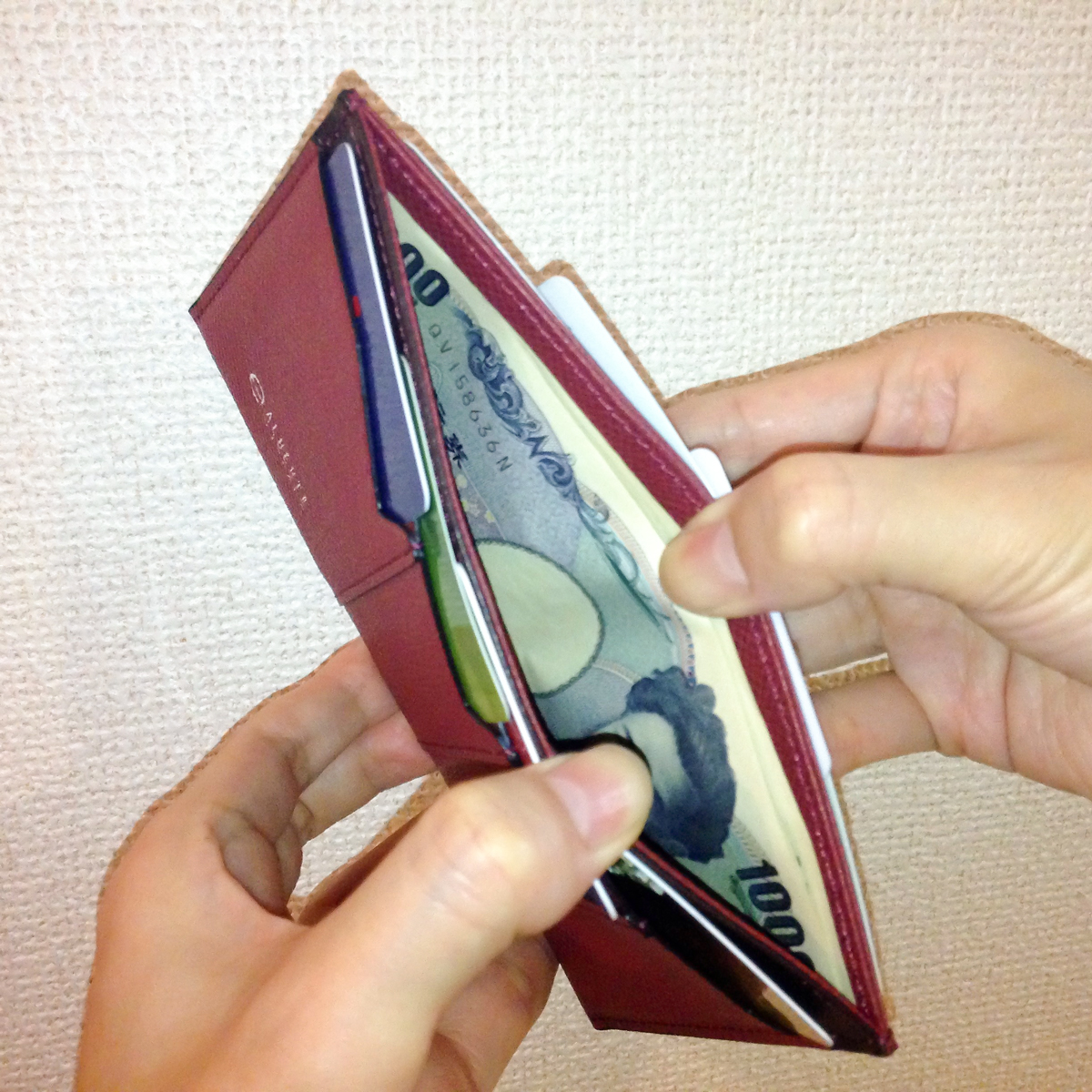 スムーズに出し入れできる紙幣入れ|カードを見える化、支払いも収納もスマートな革財布(カードホルダー)|ALBERTE